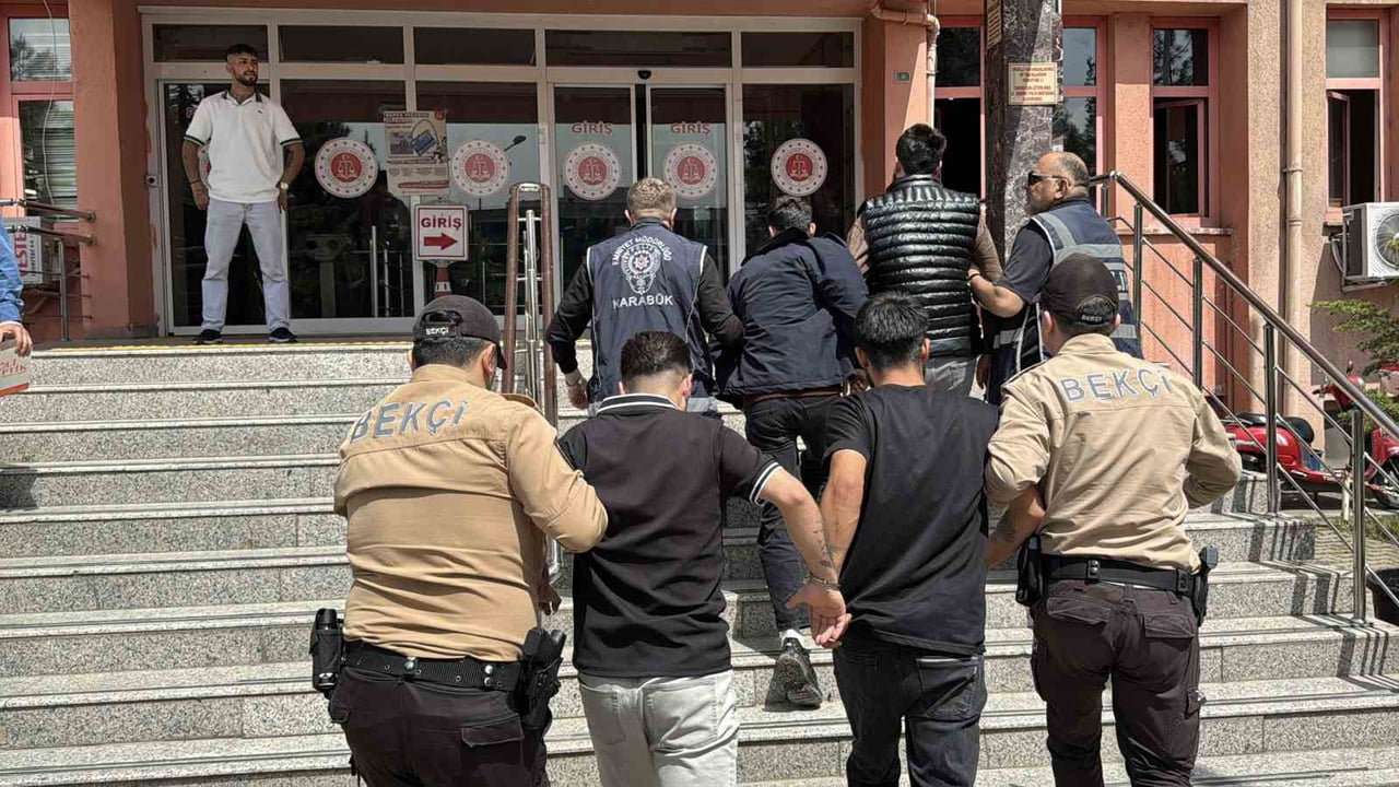 KARABÜK’TE ARAÇTA BULUNAN 2 KİŞİNİN DARBEDİLDİĞİ KAVGANIN, TRAFİKTE YAŞANAN YOL VERME...