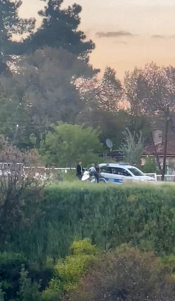 KARABÜK’TE BİRLİKTE ALKOL ALAN ARKADAŞ GRUBU ARASINDA ÇIKAN TEKMELİ YUMRUKLU KAVGA CEP TELEFONU...