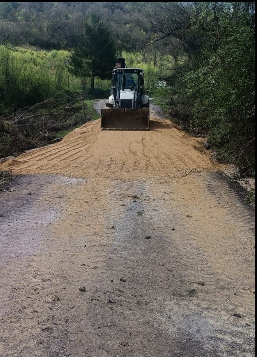 KARABÜK’TE ETKİLİ OLAN SAĞANAK YAĞIŞ SONRASI MEYDANA GELEN YOL ÇÖKMESİNİN ARDINDAN ULAŞIMA KAPANAN...