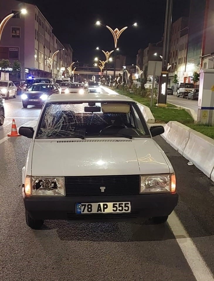 KARABÜK’TE OTOMOBİLİN YAYA GEÇİDİNDEN GEÇTİĞİ SIRADA ÇARPTIĞI YAYA YARALANDI.