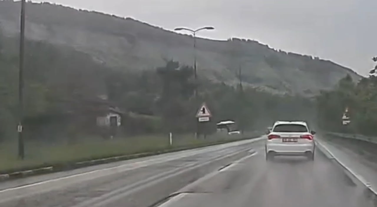 KARABÜK’TE SAĞANAK YAĞIŞ SONRASI KAYGANLAŞAN YOLDA KONTROLDEN ÇIKAN YOLCU OTOBÜSÜNÜN DEVRİLMEKTEN...