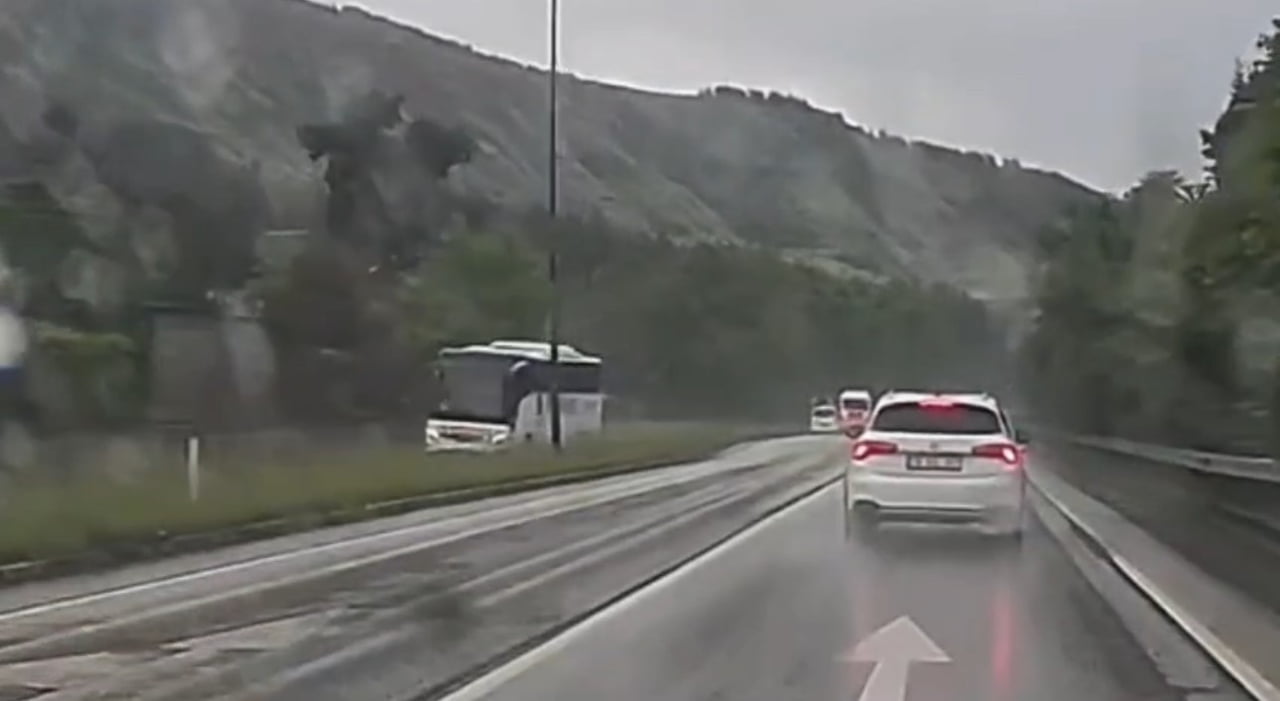 KARABÜK’TE SAĞANAK YAĞIŞ SONRASI KAYGANLAŞAN YOLDA KONTROLDEN ÇIKAN YOLCU OTOBÜSÜNÜN DEVRİLMEKTEN...