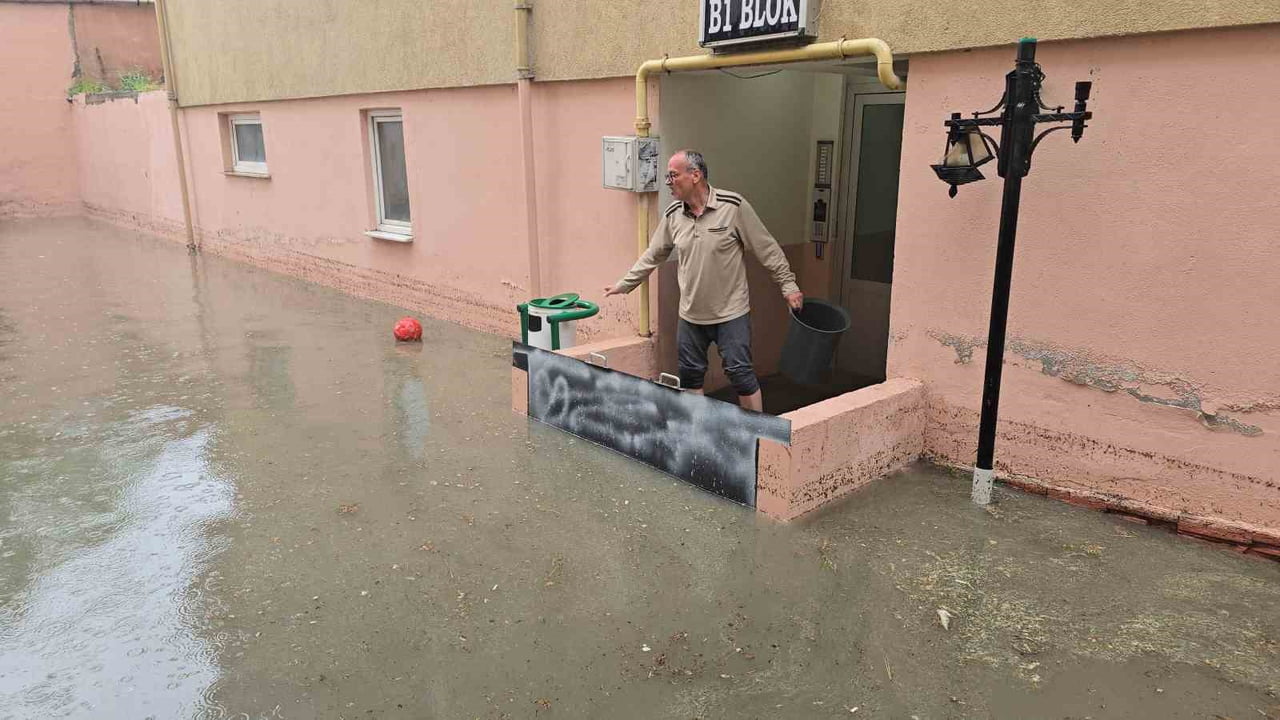 KARABÜK’TE YAKLAŞIK 20 DAKİKADA METREKAREYE 40 KİLOGRAM YAĞIŞIN DÜŞTÜĞÜ KENTTE CADDE, SOKAK VE...