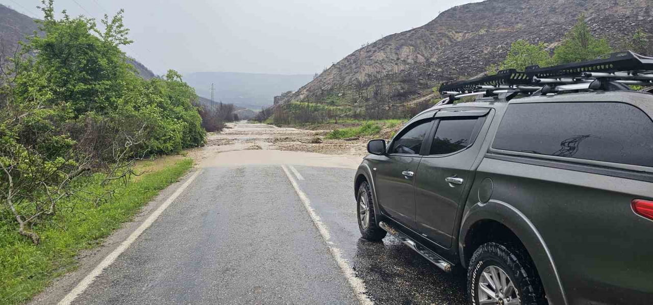 KARABÜK’TE YAKLAŞIK 20 DAKİKADA METREKAREYE 40 KİLOGRAM YAĞIŞIN DÜŞTÜĞÜ KENTTE CADDE, SOKAK VE...