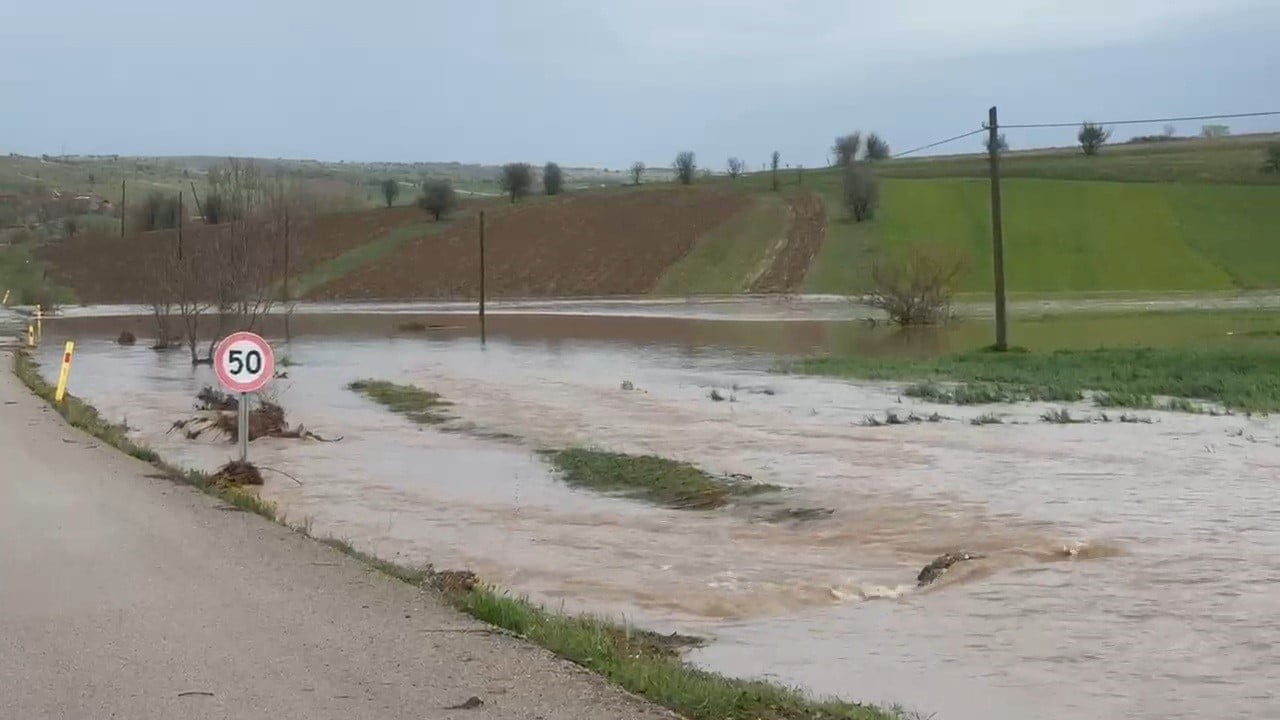 KARABÜK’ÜN ESKİPAZAR İLÇESİNDE ETKİLİ OLAN DOLU VE GÖK GÜRÜLTÜLÜ SAĞANAK YAĞIŞ HAYATI OLUMSUZ...