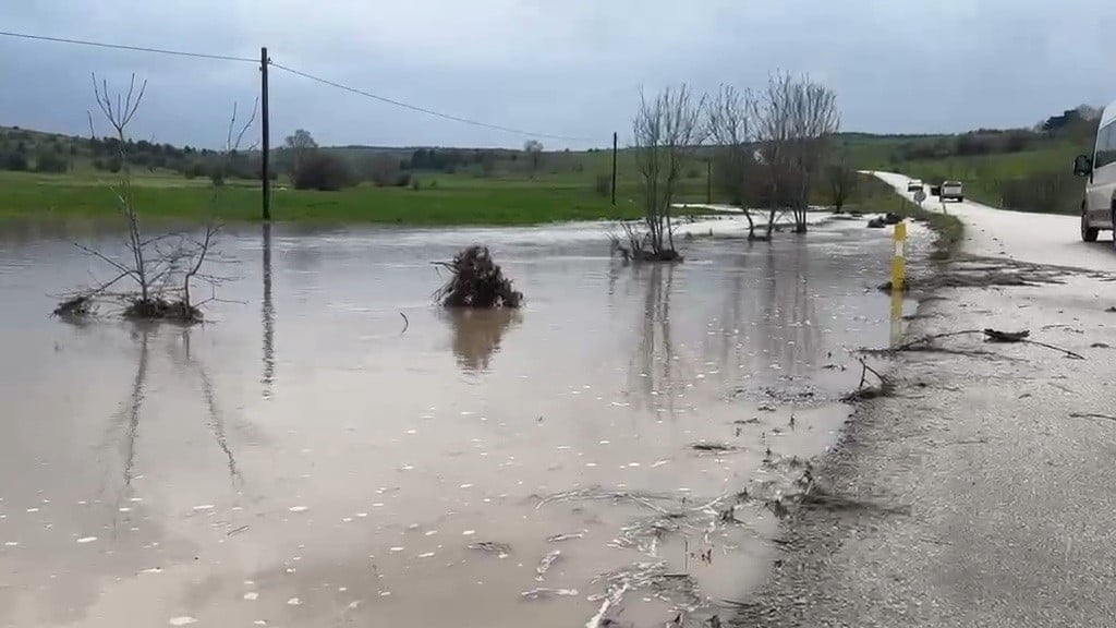 KARABÜK’ÜN ESKİPAZAR İLÇESİNDE ETKİLİ OLAN DOLU VE GÖK GÜRÜLTÜLÜ SAĞANAK YAĞIŞ HAYATI OLUMSUZ...