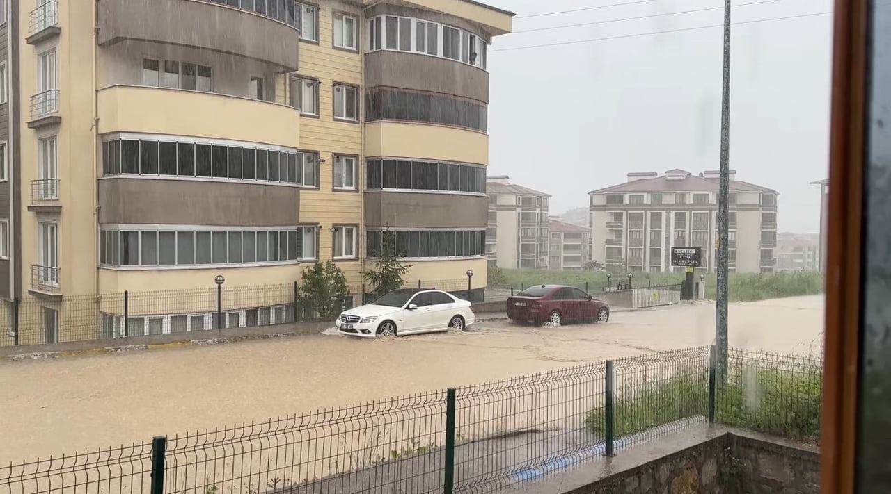 KARABÜK’ÜN SAFRANBOLU İLÇESİNDE ETKİLİ OLAN SAĞANAK YAĞIŞ NEDENİYLE BAZI YOLLAR SUYLA KAPLANIRKEN...