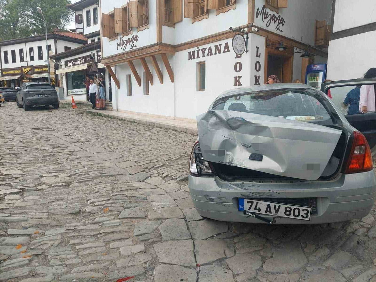 KARABÜK’ÜN SAFRANBOLU İLÇESİNDE FRENİ BOŞALAN YOLCU DOLMUŞU, PARK HALİNDEKİ OTOMOBİLE ÇARPTIKTAN...
