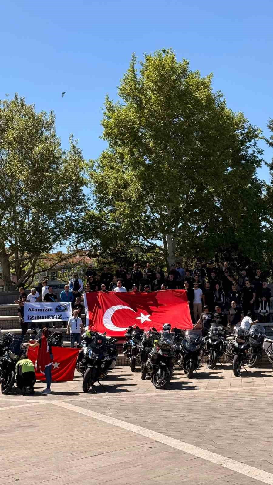 KARABÜK’ÜN SAFRANBOLU İLÇESİNDE GELENEKSEL HALE GELEN BAYRAK SÜRÜŞÜ ETKİNLİĞİNDE, 83 MOTOSİKLET...