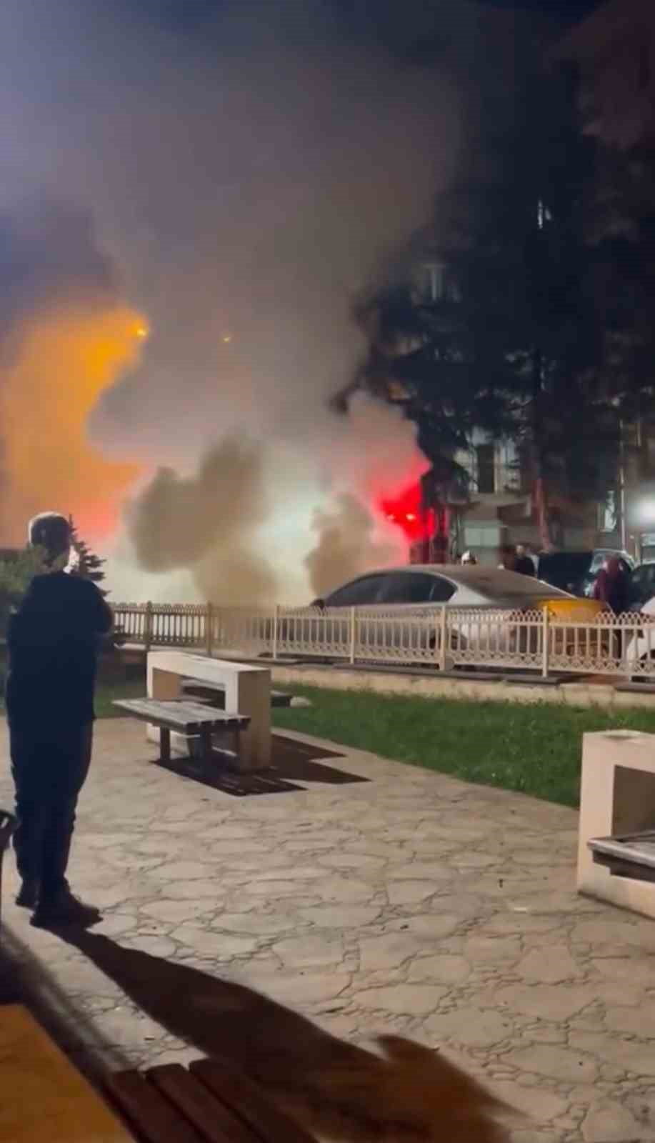 KARABÜK’ÜN SAFRANBOLU İLÇESİNDE PARK HALİNDEKİ OTOMOBİLDE ÇIKAN YANGIN İTFAİYE EKİPLERİNCE...