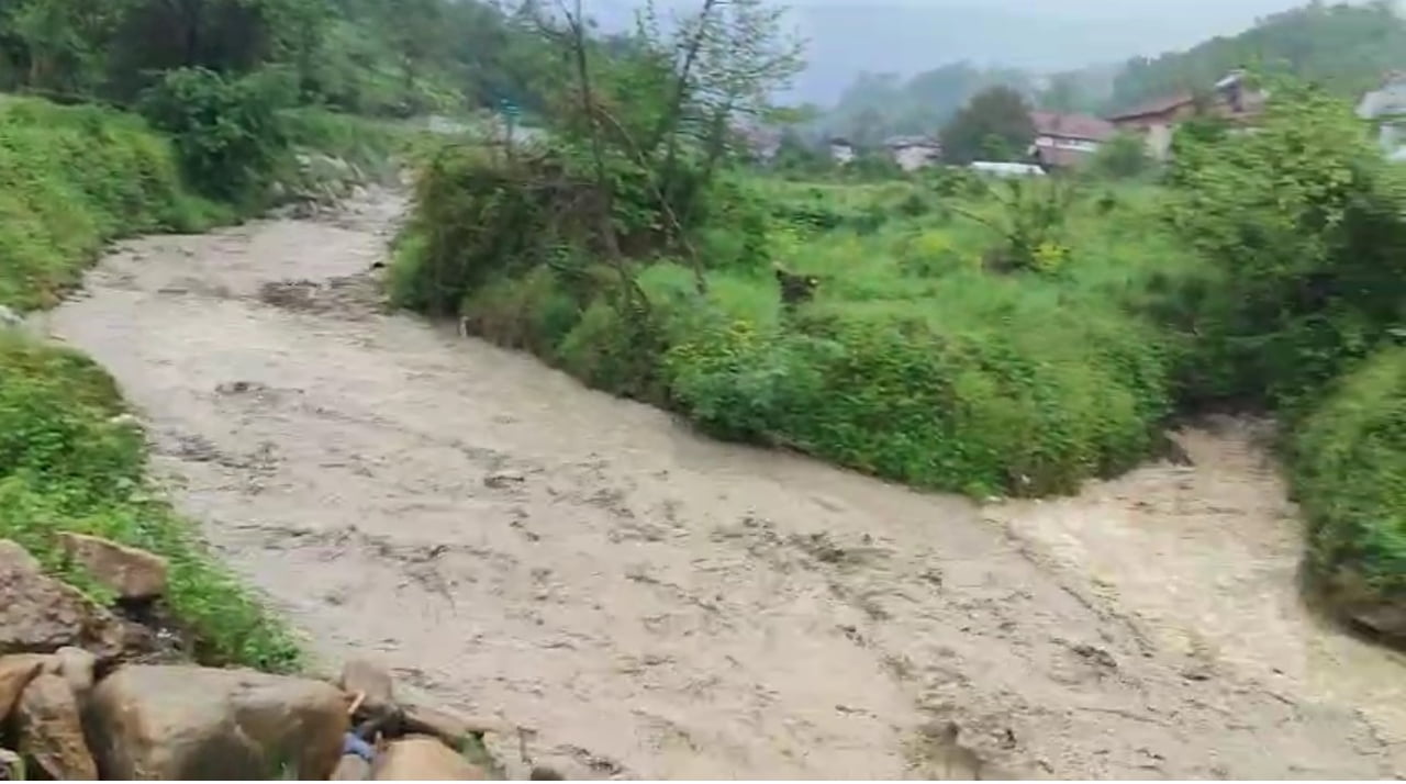KARABÜK’ÜN YENİCE İLÇESİNDE ETKİLİ OLAN SAĞANAK YAĞIŞ SONRASI DERELERDE SU SEVİYESİ...
