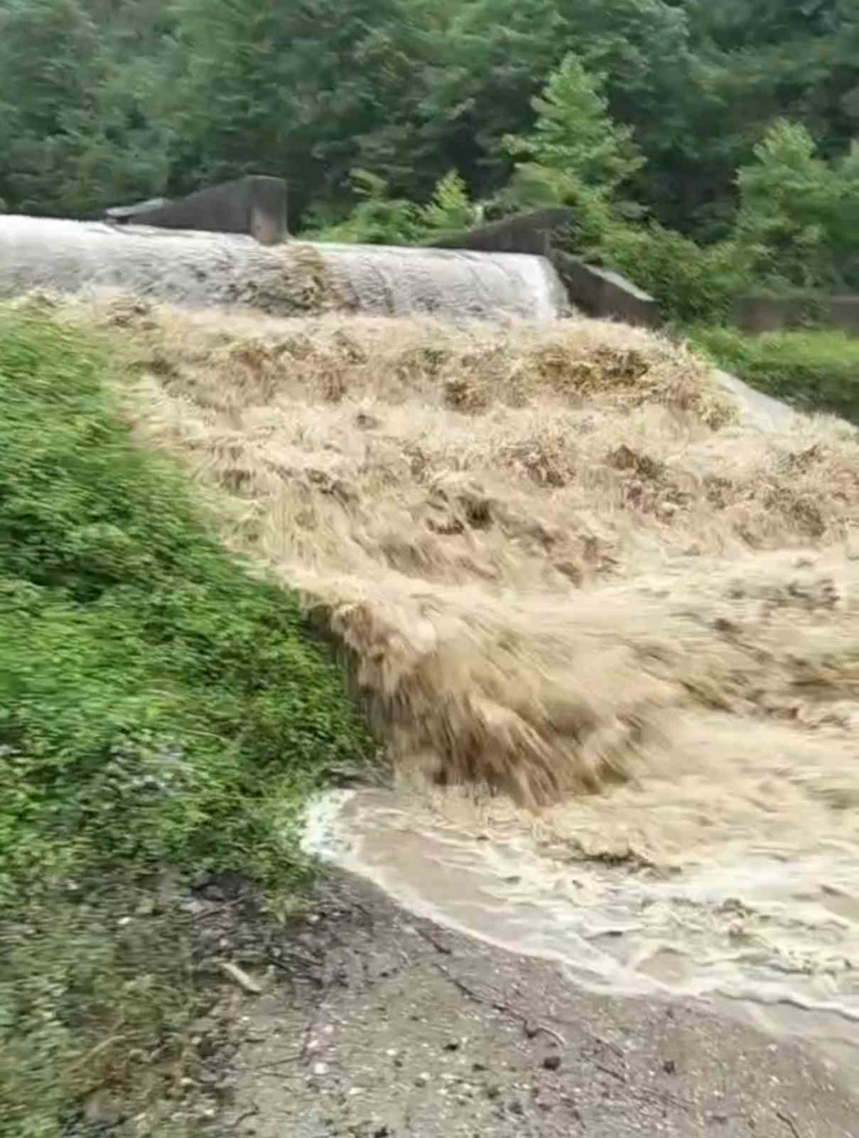 KARABÜK’ÜN YENİCE İLÇESİNDE ETKİLİ OLAN SAĞANAK YAĞIŞ SONRASI DERELERDE SU SEVİYESİ...