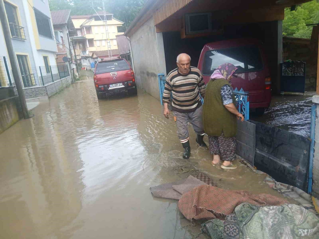 KARABÜK’ÜN YENİCE İLÇESİNE BAĞLI BAĞBAŞI KÖYÜ DABAZLAR MAHALLESİ’NDE KUVVETLİ YAĞIŞLARIN ARDINDAN...