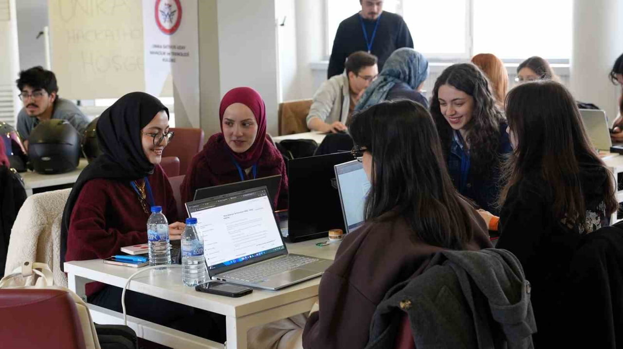 KARABÜK ÜNİVERSİTESİ'NDE DÜZENLENEN HACKATHON ETKİNLİĞİNDE ÖĞRENCİLER, 24 SAAT BOYUNCA WEB VE...