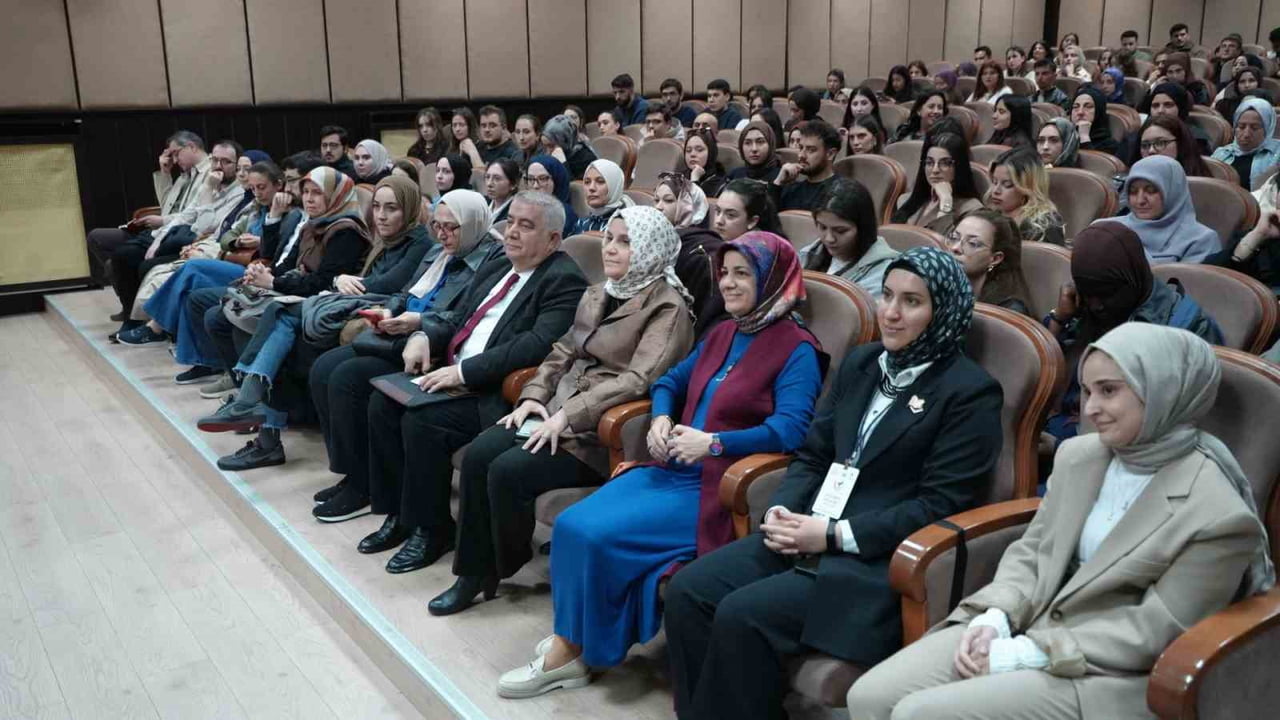KARABÜK ÜNİVERSİTESİ'NDE DÜZENLENEN KONFERANSTA, MODERNLEŞME SÜRECİNİN AİLE YAPISI ÜZERİNDEKİ...