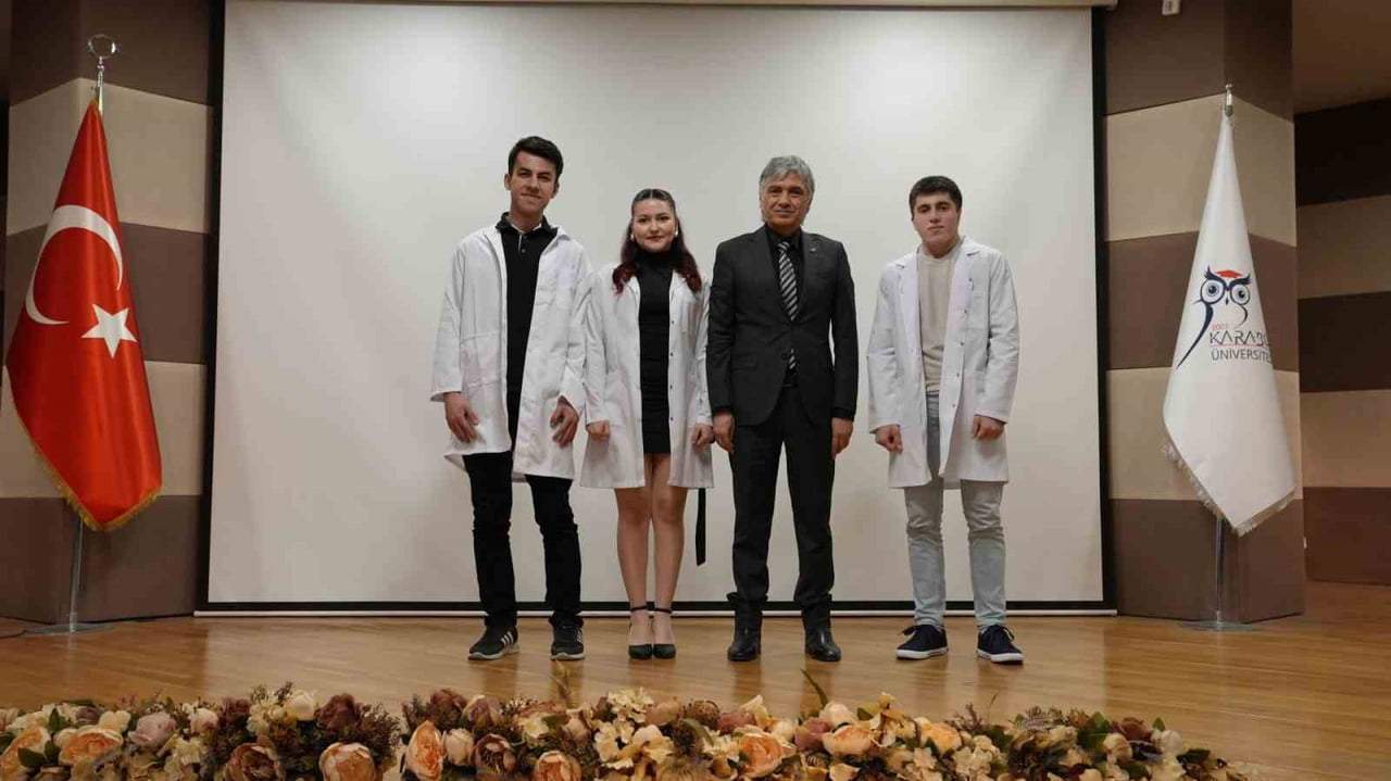 KARABÜK ÜNİVERSİTESİ'NDE GERÇEKLEŞTİRİLEN ÖNLÜK GİYME TÖRENİNDE ÖĞRENCİLER MESLEKİ YOLCULUKLARINA...