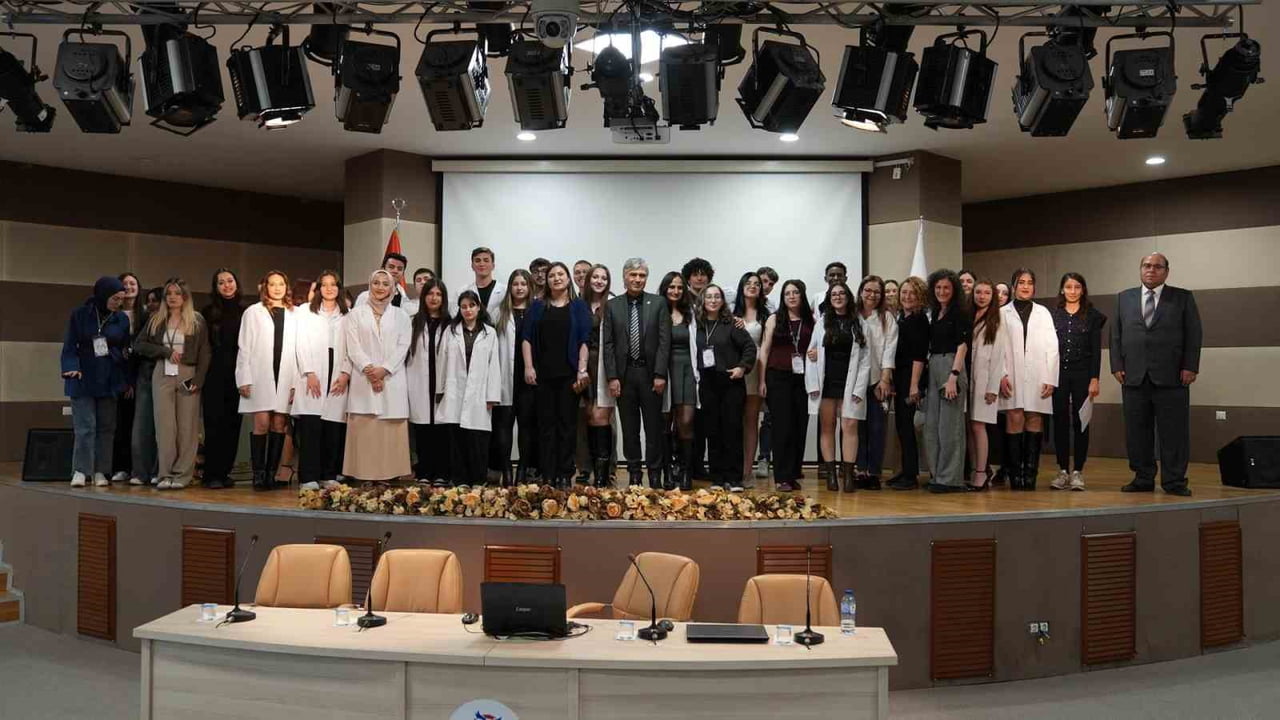 KARABÜK ÜNİVERSİTESİ'NDE (KBÜ) DÜZENLENEN TÖRENDE KİMYA BÖLÜMÜ BİRİNCİ SINIF ÖĞRENCİLERİ...