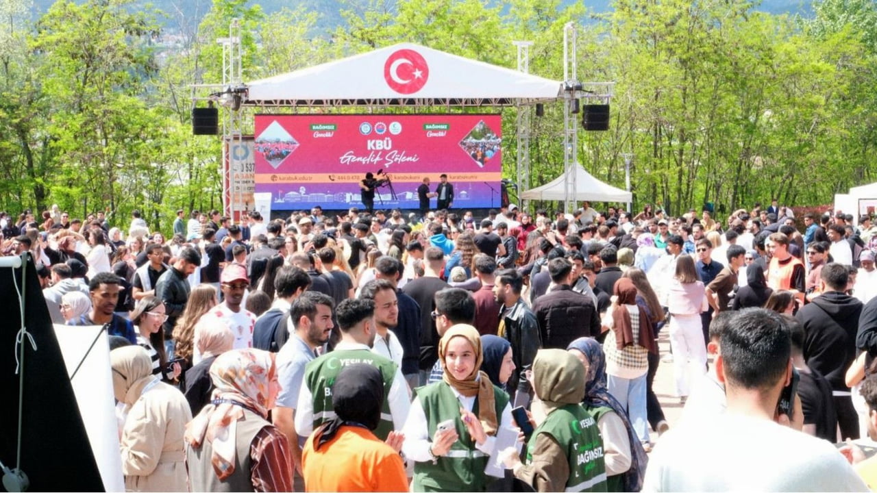 KARABÜK ÜNİVERSİTESİNDE BAĞIMSIZ GENÇLİK TEMASIYLA GENÇLİK ŞÖLENİ DÜZENLENDİ.