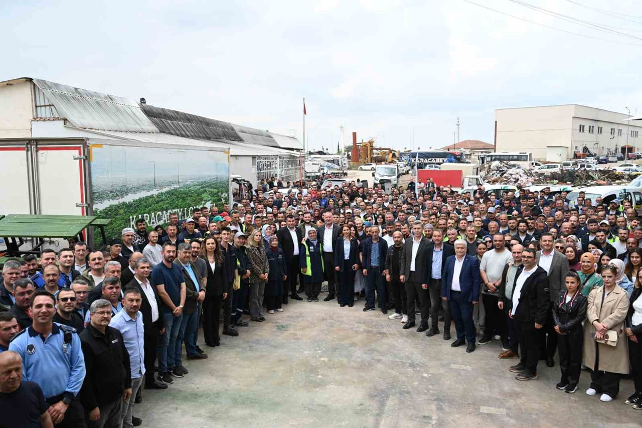 KARACABEY BELEDİYE BAŞKANI FATİH KARABATI, PERSONELLE BİR ARAYA GELEREK ÇALIŞANLARIN BAYRAMINI TEK...