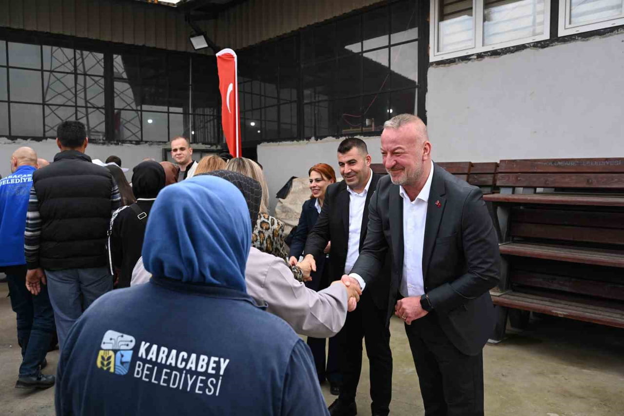 KARACABEY BELEDİYE BAŞKANI FATİH KARABATI, PERSONELLE BİR ARAYA GELEREK ÇALIŞANLARIN BAYRAMINI TEK...
