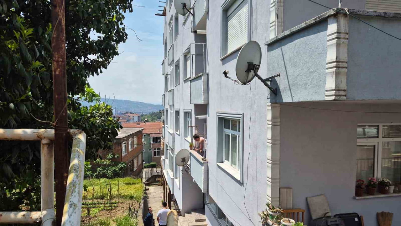 KARADENİZ EREĞLİ İLÇESİNDE EŞİNDEN AYRI YAŞAYAN GENÇ DOĞALGAZ BORUSUNA ASTIĞI İP İLE HAYATINA SON...