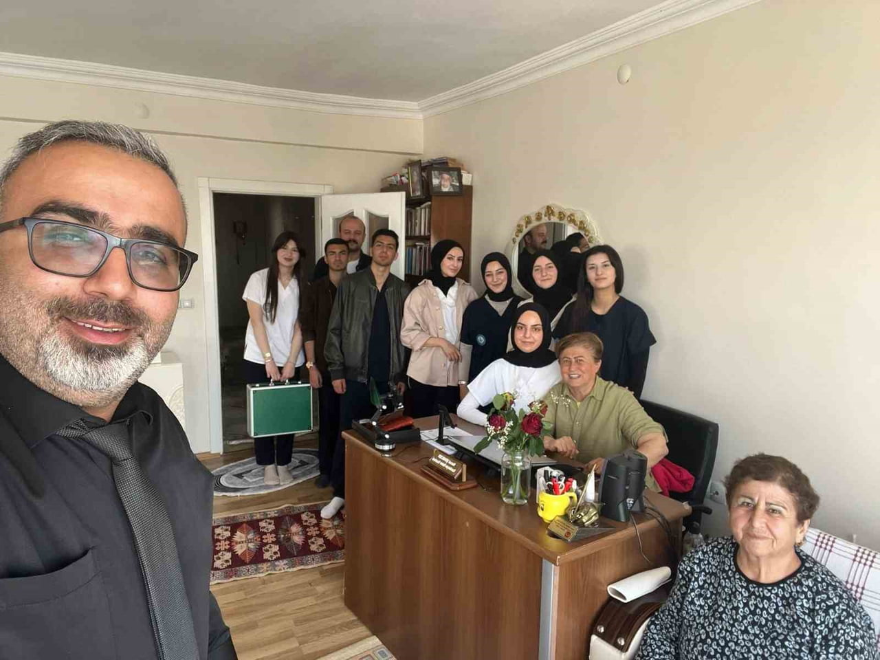 KARAKOÇAN İBN-İ SİNA MESLEKİ VE TEKNİK ANADOLU LİSESİ ÖĞRENCİLERİ, "EVDE BAKIM PROJESİ" KAPSAMINDA...