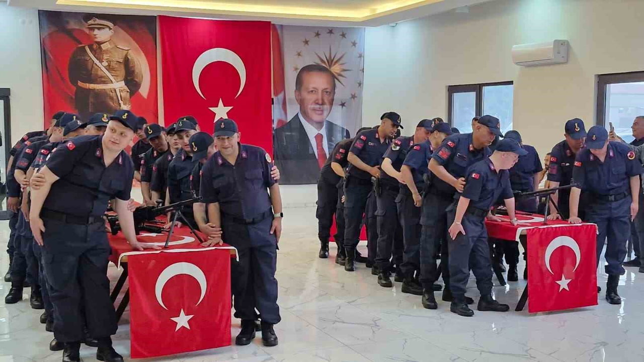KARAMAN'DA BİR GÜNLÜK TEMSİLİ ASKERLİK YAPAN 16 ÖZEL BİREY, DÜZENLENEN TÖRENLE YEMİN...