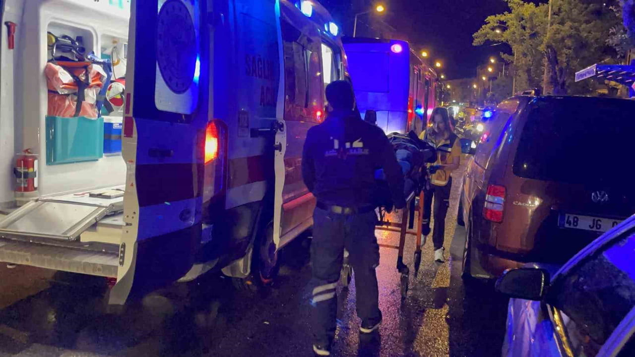 KARAMAN'DA DURAKTA HALK OTOBÜSÜNDEN İNEN H.D. (19), ELEKTRİKLİ BİSİKLETİN ÇARPMASI SONUCU...