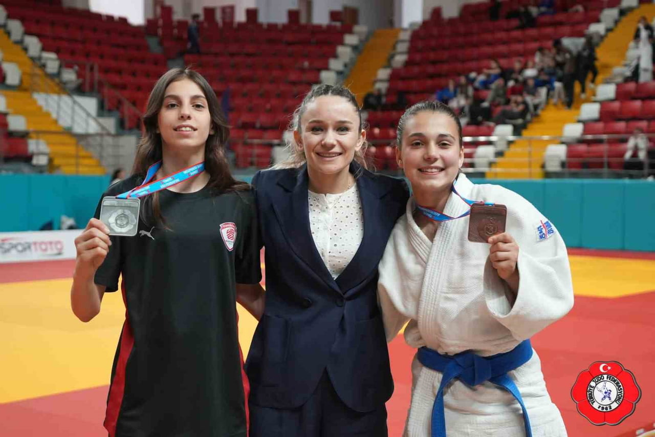 KARAMAN'DA DÜZENLENEN MİNİKLER TÜRKİYE JUDO ŞAMPİYONASI'NDA MÜCADELE EDEN YUNUSEMRE BELEDİYESPORLU...