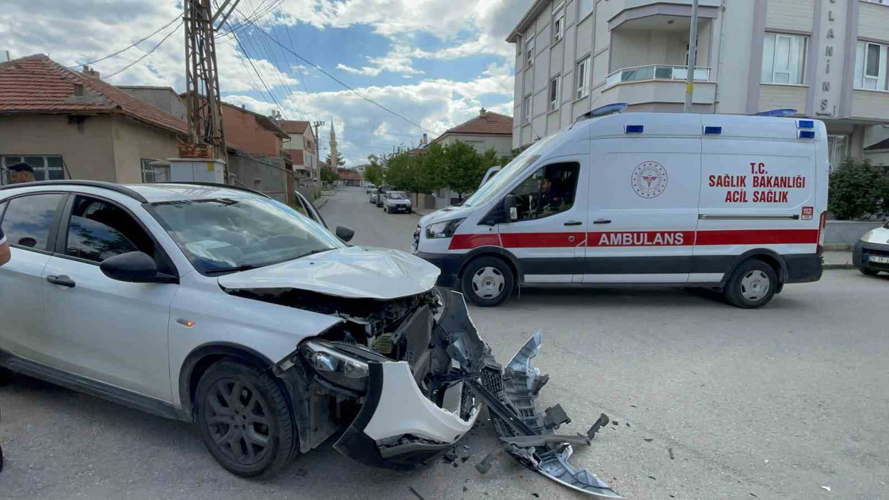 KARAMAN'DA İKİ OTOMOBİLİN ÇARPIŞMASI SONUCU MEYDANA GELEN TRAFİK KAZASINDA YARALANAN OLMAZKEN...