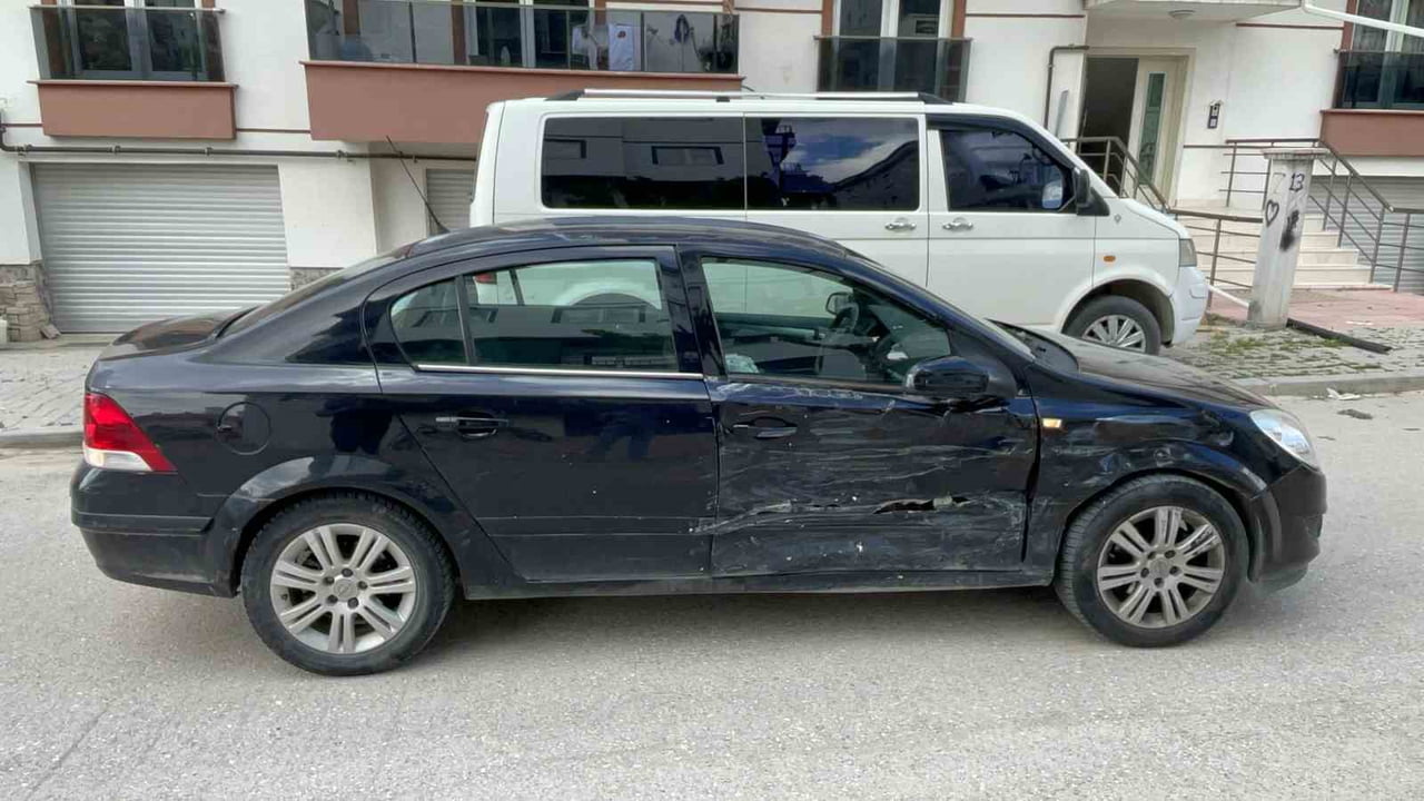 KARAMAN'DA İKİ OTOMOBİLİN ÇARPIŞMASI SONUCU MEYDANA GELEN TRAFİK KAZASINDA YARALANAN OLMAZKEN...