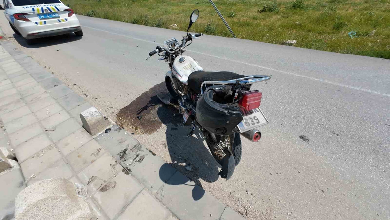 KARAMAN'DA KONTROLDEN ÇIKAN MOTOSİKLETİN BETON DUBAYA ÇARPMASI SONUCU SÜRÜCÜSÜ YARALANDI.