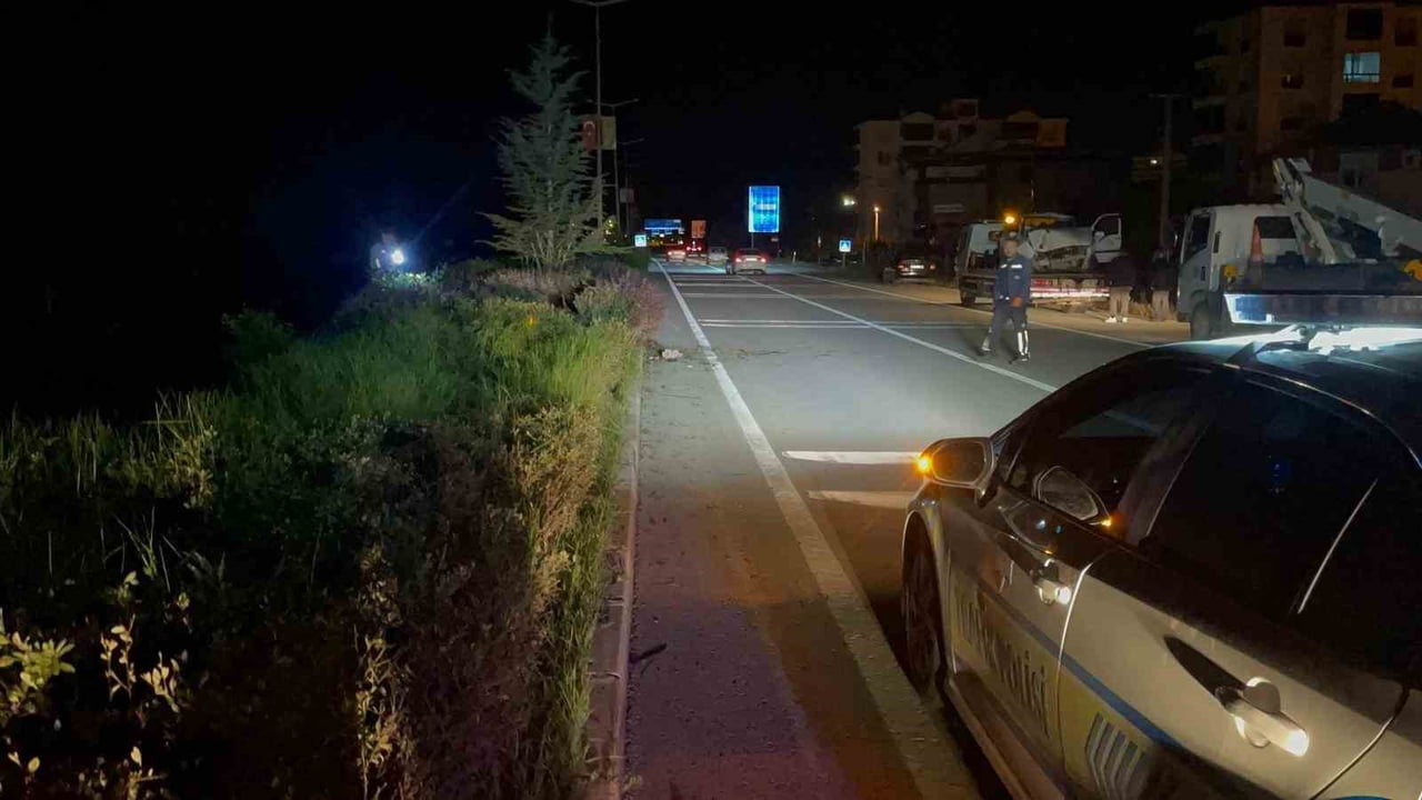 KARAMAN'DA KONTROLDEN ÇIKAN OTOMOBİLİN REFÜJDEKİ AYDINLATMA DİREĞİNE ÇARPIP DEVİRMESİ SONUCU...
