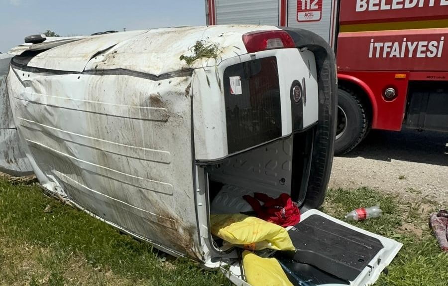 KARAMAN'DA OTOMOBİL İLE HAFİF TİCARİ ARACIN ÇARPIŞMASI SONUCU MEYDANA GELEN TRAFİK KAZASINDA 4...