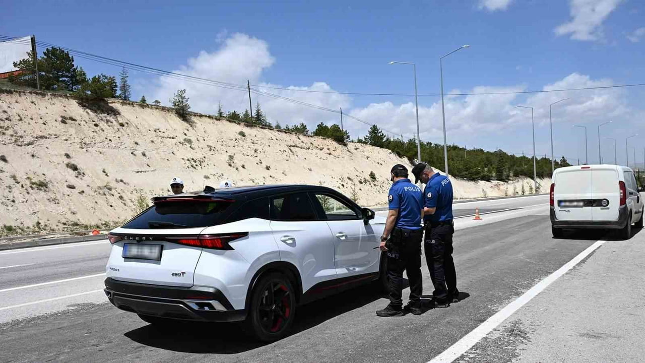 KARAMAN'DA POLİSİN YAPTIĞI UYGULAMALARDA RUHSATSIZ SİLAHLAR, KESİCİ-DELİCİ ALETLER VE KAÇAK ALKOL...