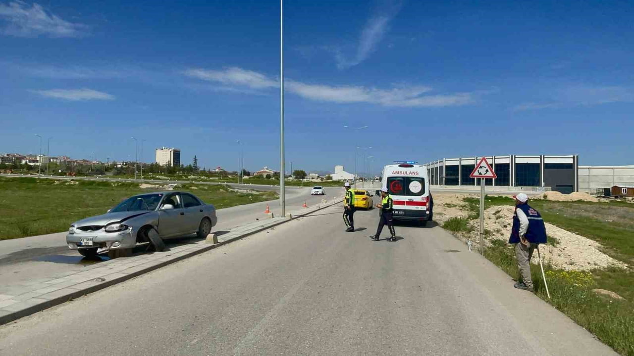 KARAMAN'DA REFÜJE ÇIKAN OTOMOBİLİN SÜRÜCÜSÜ YARALANIRKEN, ARAÇTA BULUNAN 2 ÇOCUK KAZAYI YARA...