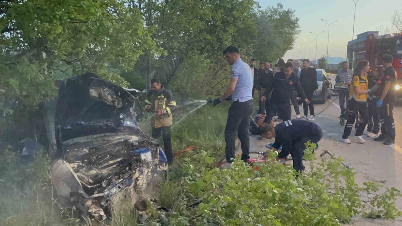KARAMAN’DA DÜĞÜN KONVOYUNDA OTOMOBİLİN YOLDAN ÇIKARAK TAKLA ATMASI SONUCU 1 KİŞİ HAYATINI...
