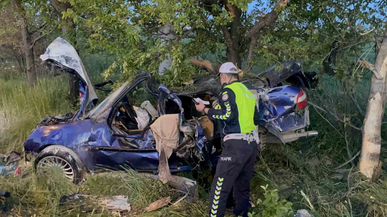 KARAMAN’DA DÜĞÜN KONVOYUNDA OTOMOBİLİN YOLDAN ÇIKARAK TAKLA ATMASI SONUCU 1 KİŞİ HAYATINI...