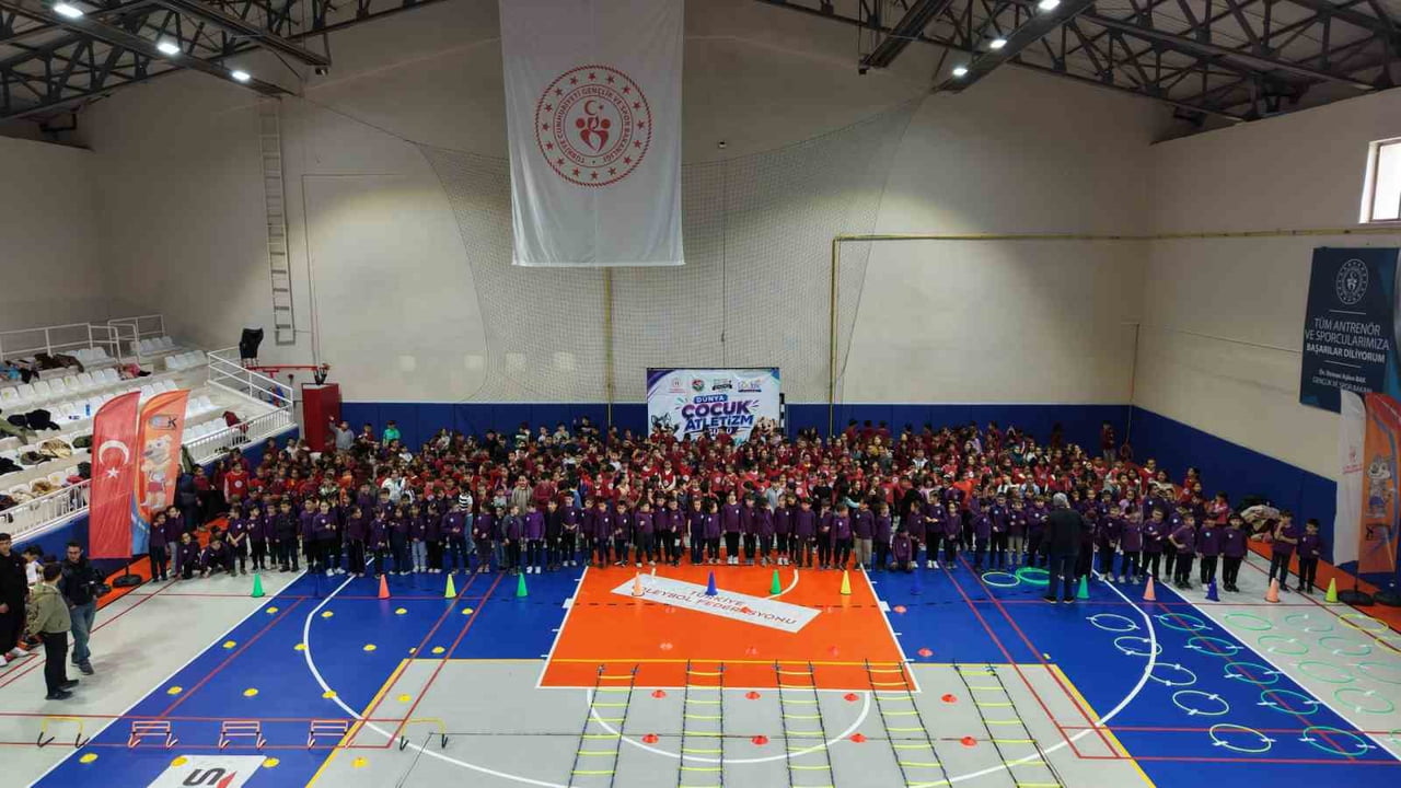 KARAMAN’DA DÜNYA ÇOCUK ATLETİZM GÜNÜ ETKİNLİKLERİ KAPSAMINDA BİN 500 ÖĞRENCİNİN KATILIMIYLA SPOR...