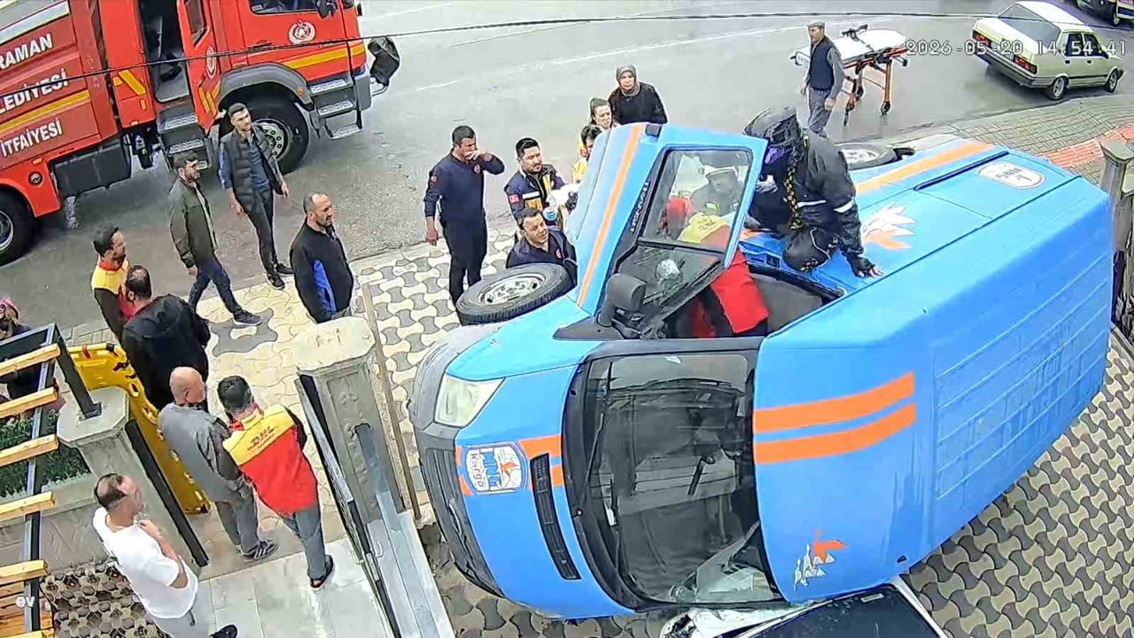 KARAMAN’DA KONTROLDEN ÇIKARAK PARK HALİNDEKİ OTOMOBİLİN ÜZERİNE DEVRİLEN KARGO MİNİBÜSÜNÜN...
