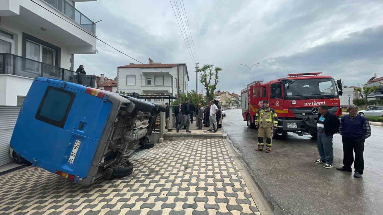 KARAMAN’DA KONTROLDEN ÇIKARAK PARK HALİNDEKİ OTOMOBİLİN ÜZERİNE DEVRİLEN KARGO MİNİBÜSÜNÜN...