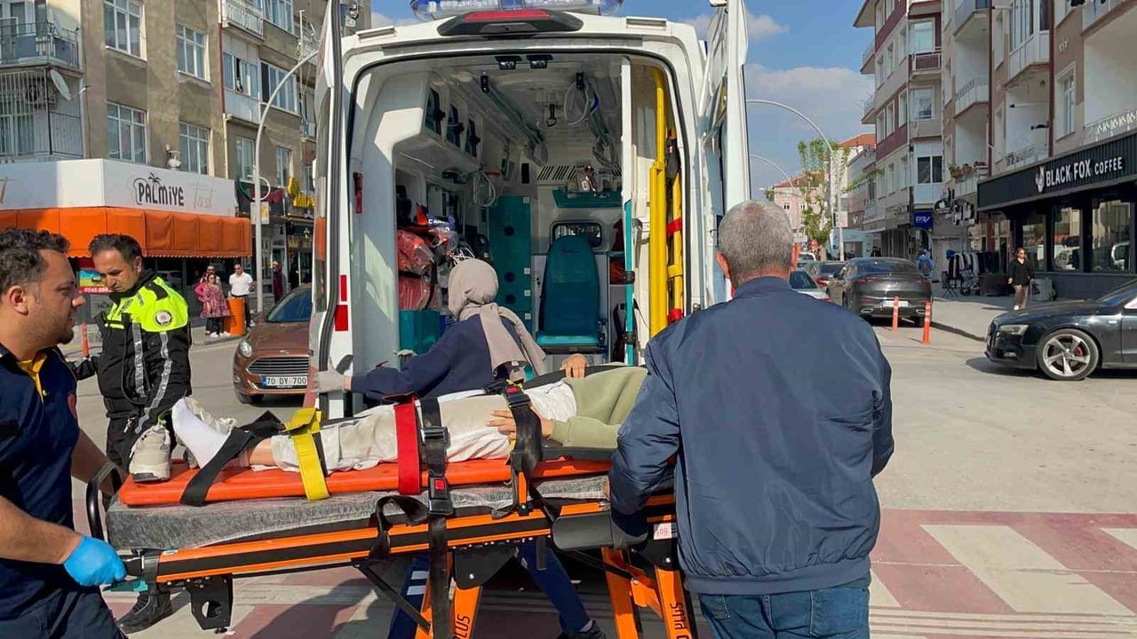 KARAMAN’DA OTOMOBİLLE ÇARPIŞAN MOTOSİKLETİN SÜRÜCÜSÜ YARALANDI.
