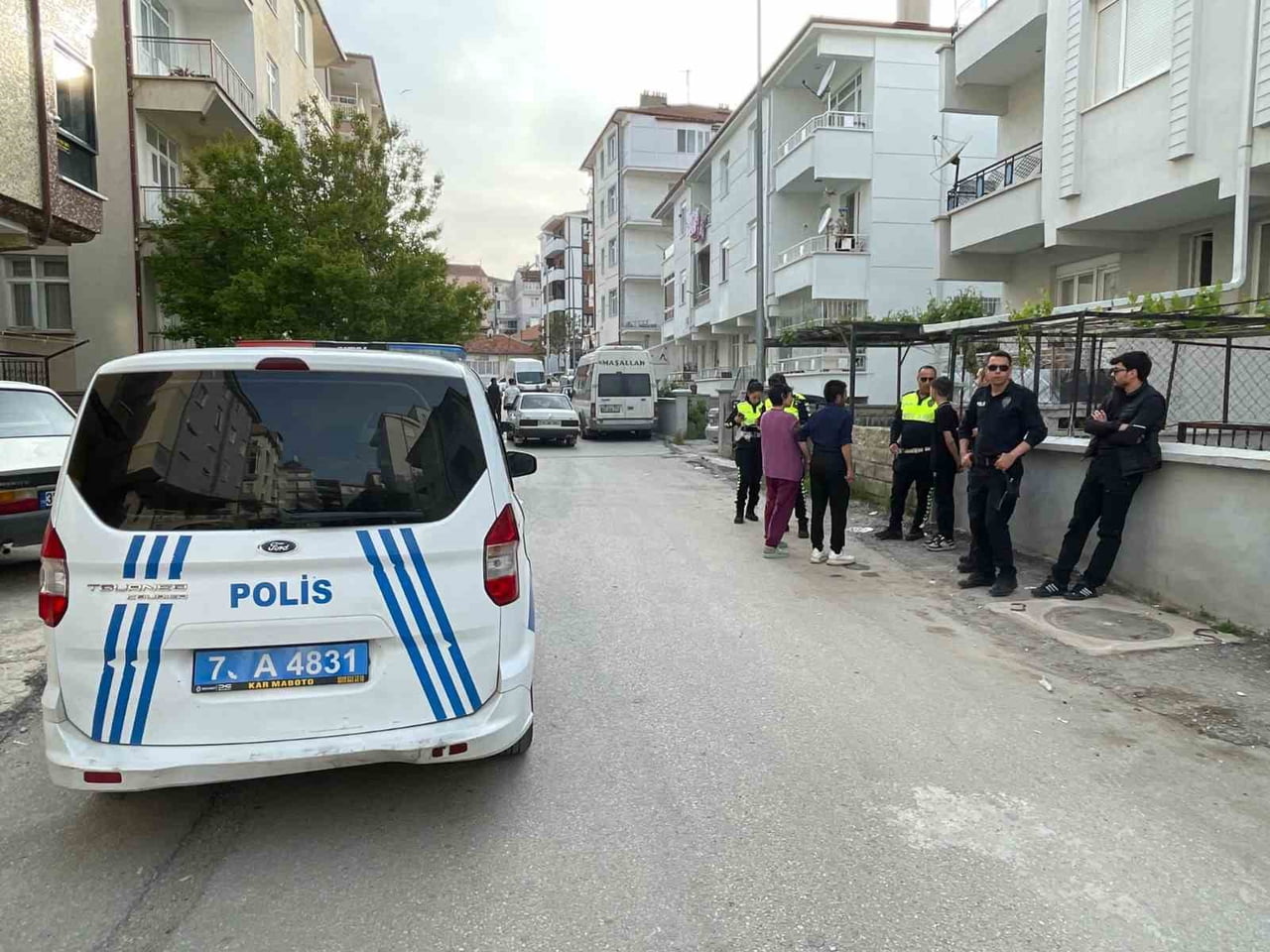 KARAMAN’DA "DUR" İHTARINA UYMAYARAK KAÇAN 13 YAŞINDAKİ ÇOCUK SÜRÜCÜ, ARACI EVİNİN ÖNÜNE PARK...
