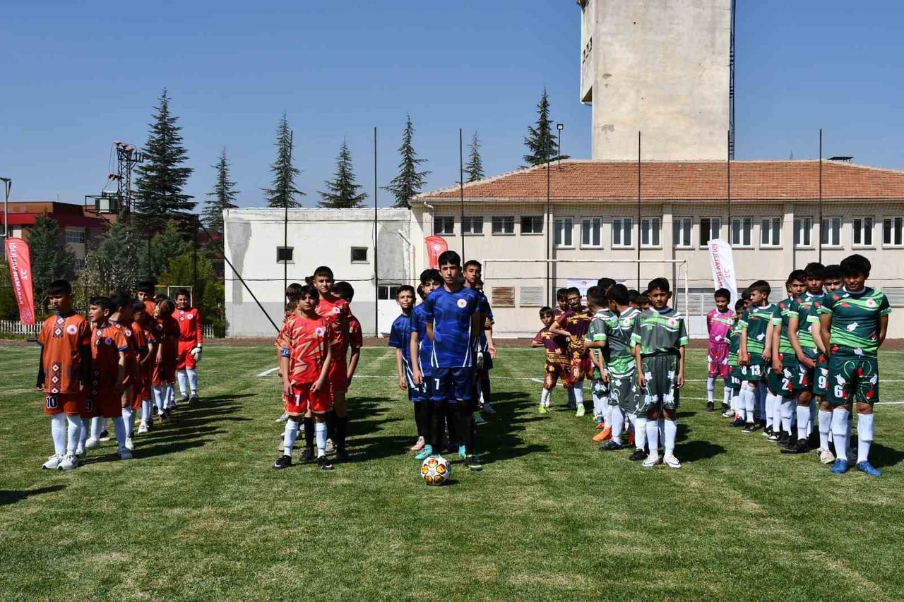 KARAMAN’DA "KIRSALDAN KENTE YOLCULUK" PROJESİ ÇERÇEVESİNDE KÖYLERDEKİ ÇOCUKLAR İÇİN FUTBOL...