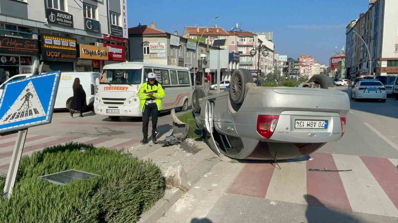 KARAMAN’DA REFÜJDEKİ DUBAYA ÇARPTIKTAN SONRA TAKLA ATARAK TERS DÖNEN OTOMOBİLİN SÜRÜCÜSÜ...