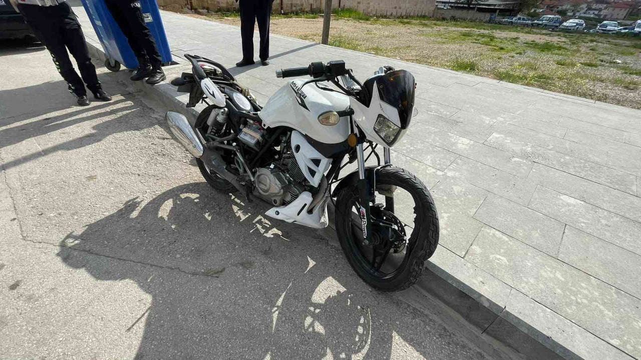 KARAMAN’DA TİCARİ TAKSİ İLE ÇARPIŞAN MOTOSİKLETİN SÜRÜCÜSÜ YARALANDI.