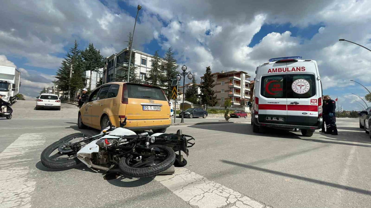 KARAMAN’DA TİCARİ TAKSİ İLE ÇARPIŞAN MOTOSİKLETİN SÜRÜCÜSÜ YARALANDI.