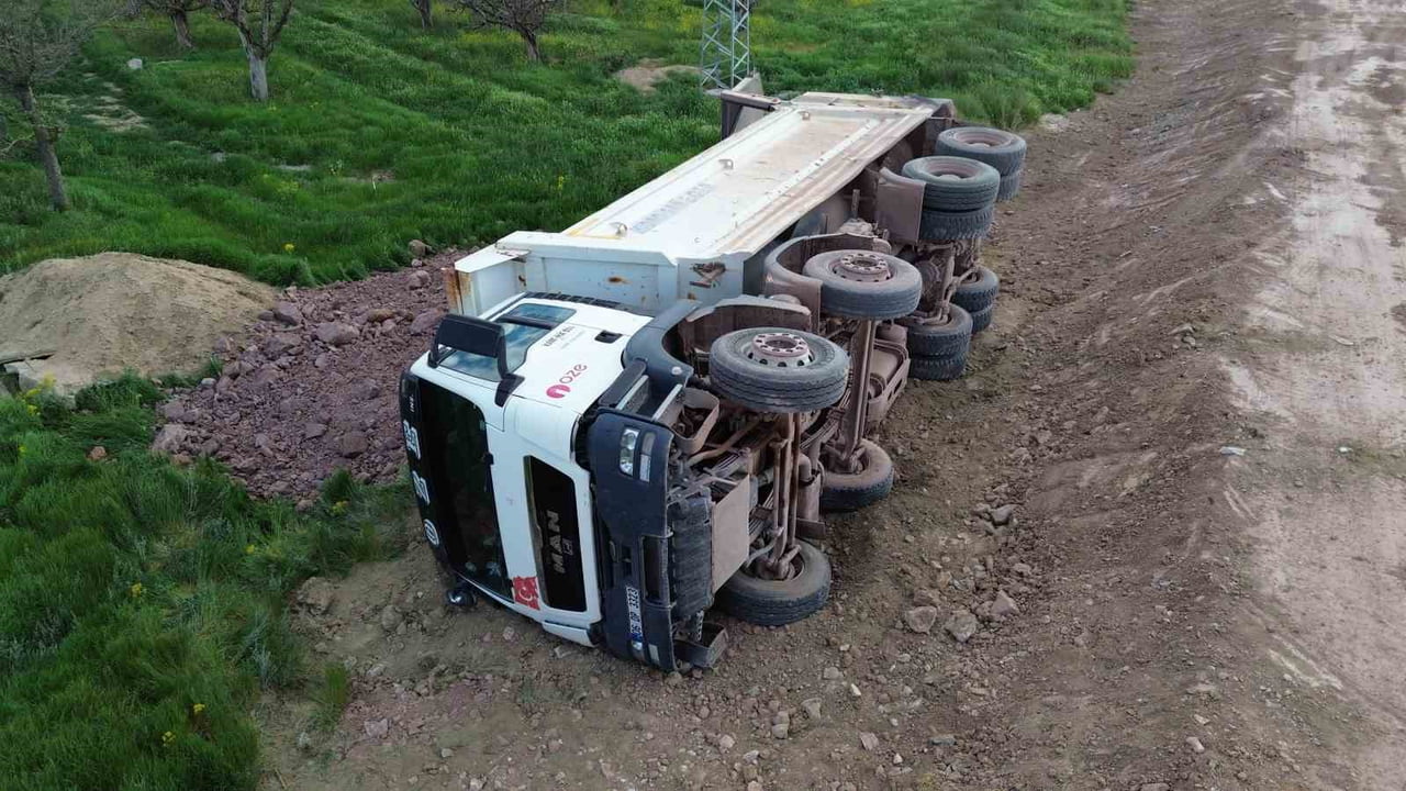 KARAMAN’DA YENİ ÇEVRE YOLU YAPIMI SIRASINDA TOPRAK YÜKLÜ KAMYONUN ŞARAMPOLE DEVRİLMESİ SONUCU...