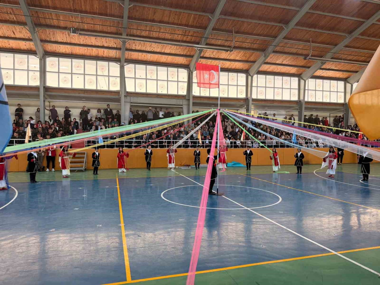 KARAPINAR’DA KAPALI SPOR SALONU’NDA DEVAM EDEN ETKİNLİKLER, ÖĞRENCİLERİN ŞİİR OKUMASI VE HALK...