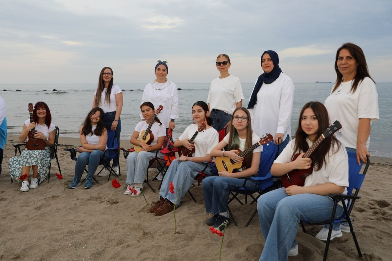 KARASU İLÇESİNDE ORTAOKUL ÖĞRENCİLERİ VE ANNELERİ, ANNELER GÜNÜ ÇERÇEVESİNDE UKULELE EŞLİĞİNDE...